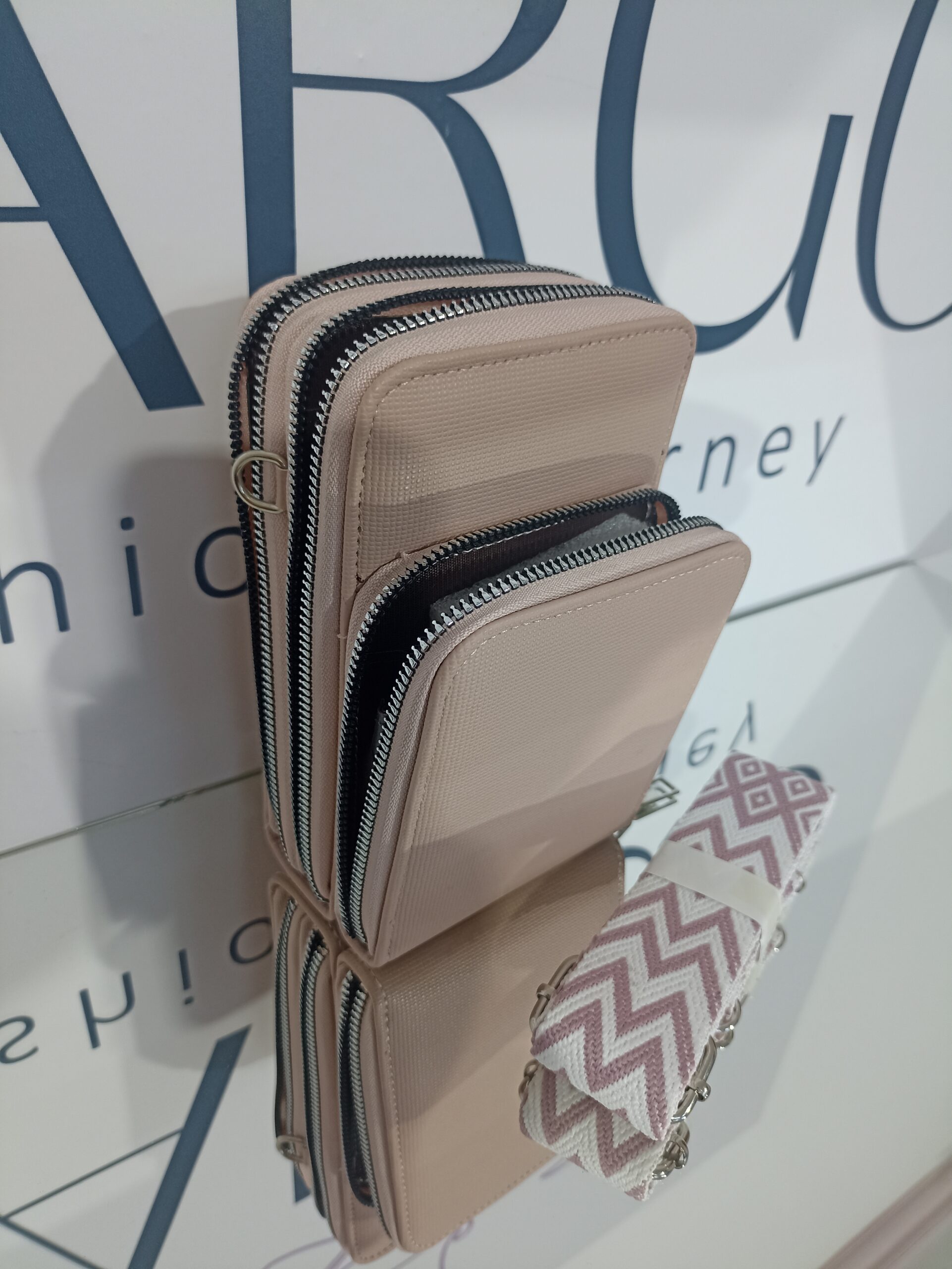 Γυναικείο - εφηβικό τσαντάκι κινητού σε ροζ απόχρωση, με ασημί μεταλλικά στοιχεία.