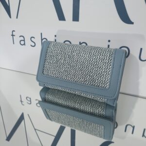 Γυναικείο ψάθινο πορτοφόλι, μεσαίου μεγέθους, σε γαλάζια απόχρωση.