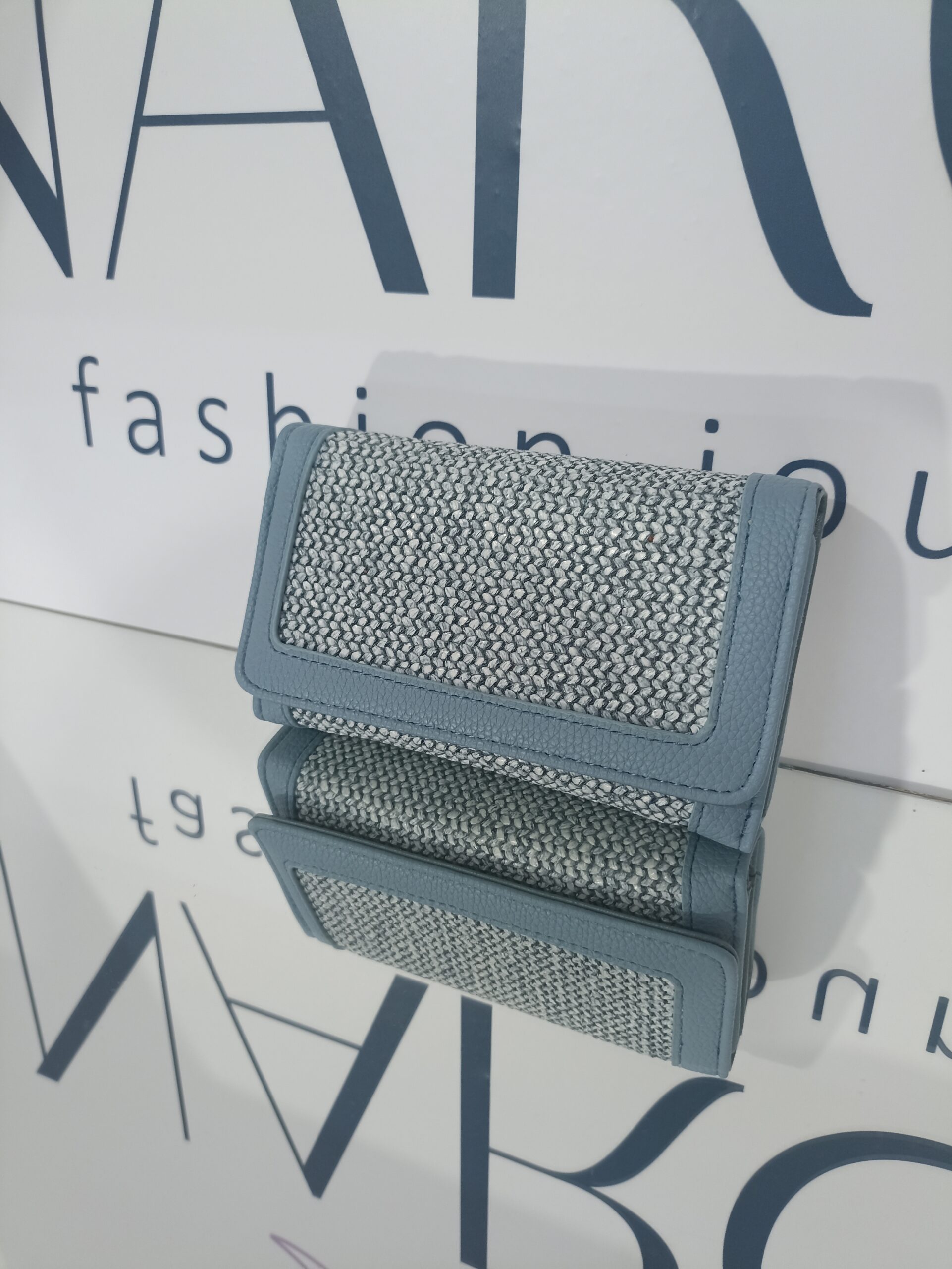 Γυναικείο ψάθινο πορτοφόλι, μεσαίου μεγέθους, σε γαλάζια απόχρωση.