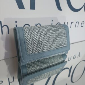 Γυναικείο ψάθινο πορτοφόλι, μεσαίου μεγέθους, σε γαλάζια απόχρωση.