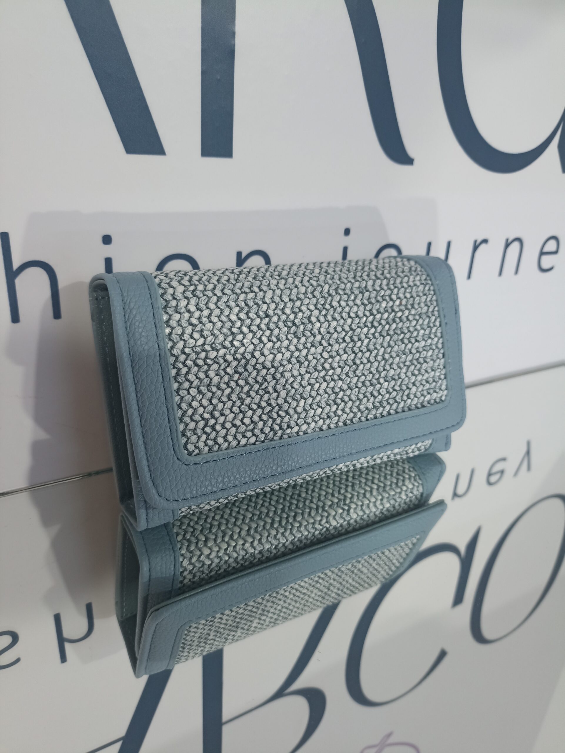 Γυναικείο ψάθινο πορτοφόλι, μεσαίου μεγέθους, σε γαλάζια απόχρωση.