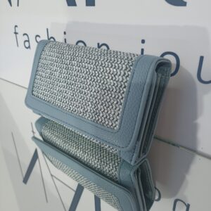 Γυναικείο ψάθινο πορτοφόλι, μεσαίου μεγέθους, σε γαλάζια απόχρωση.