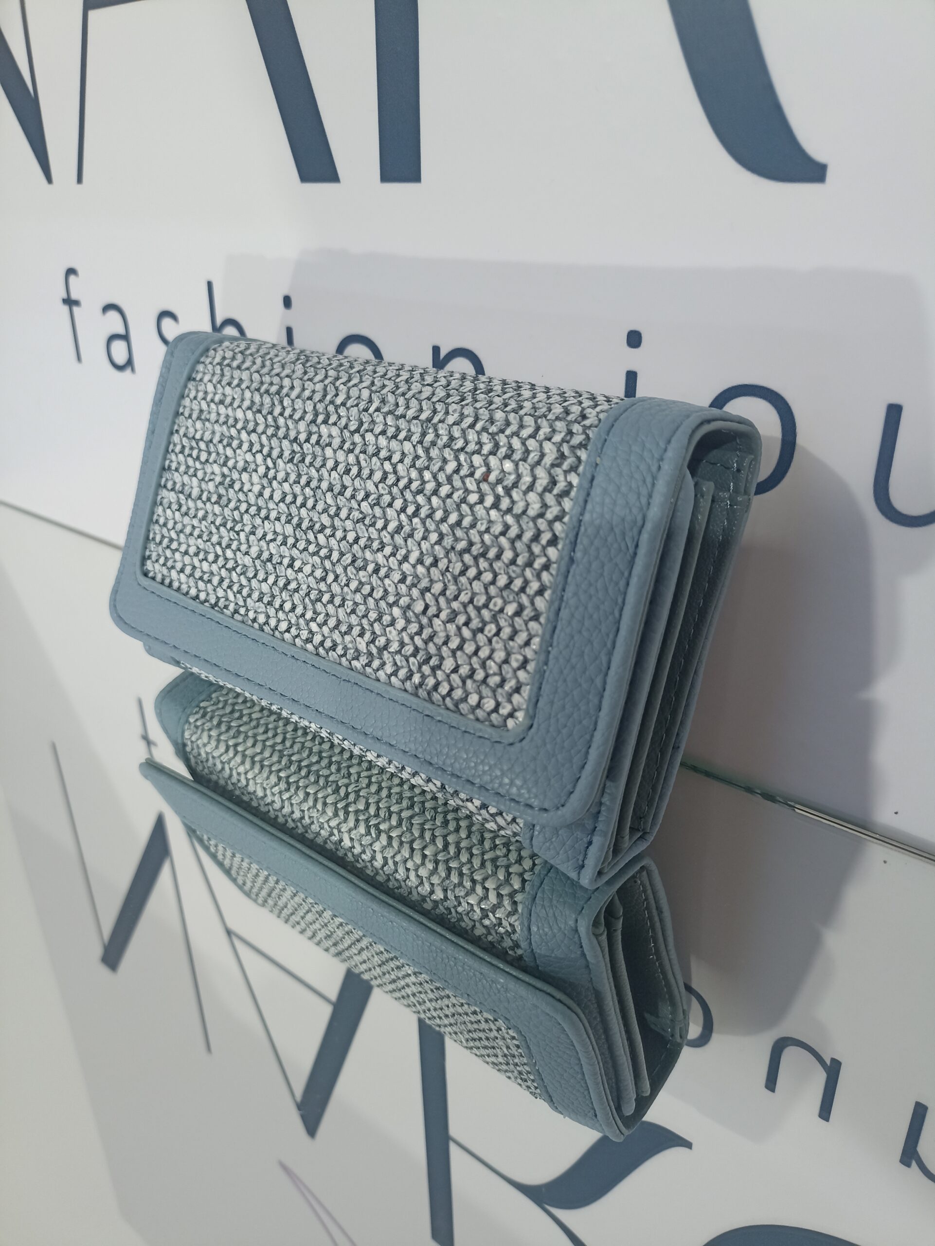 Γυναικείο ψάθινο πορτοφόλι, μεσαίου μεγέθους, σε γαλάζια απόχρωση.