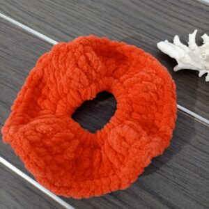 Πλεκτό βελούδινο scrunchie σε κοραλλί απόχρωση 