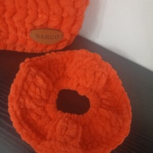 Πλεκτό βελούδινο scrunchie σε κοραλλί απόχρωση 