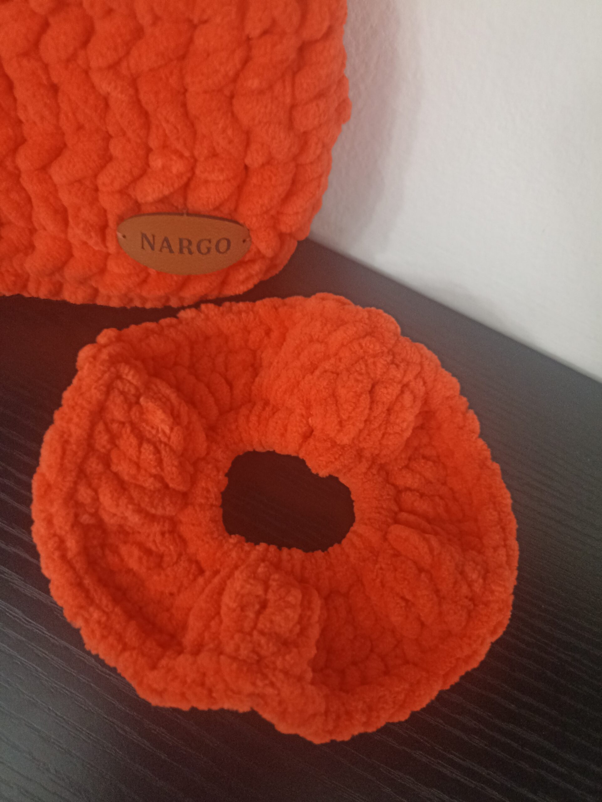 Πλεκτό βελούδινο scrunchie σε κοραλλί απόχρωση