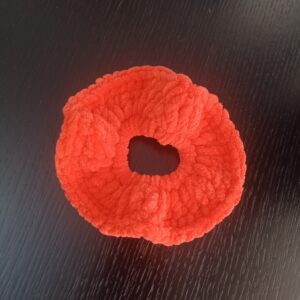 Πλεκτό βελούδινο scrunchie σε κοραλλί απόχρωση