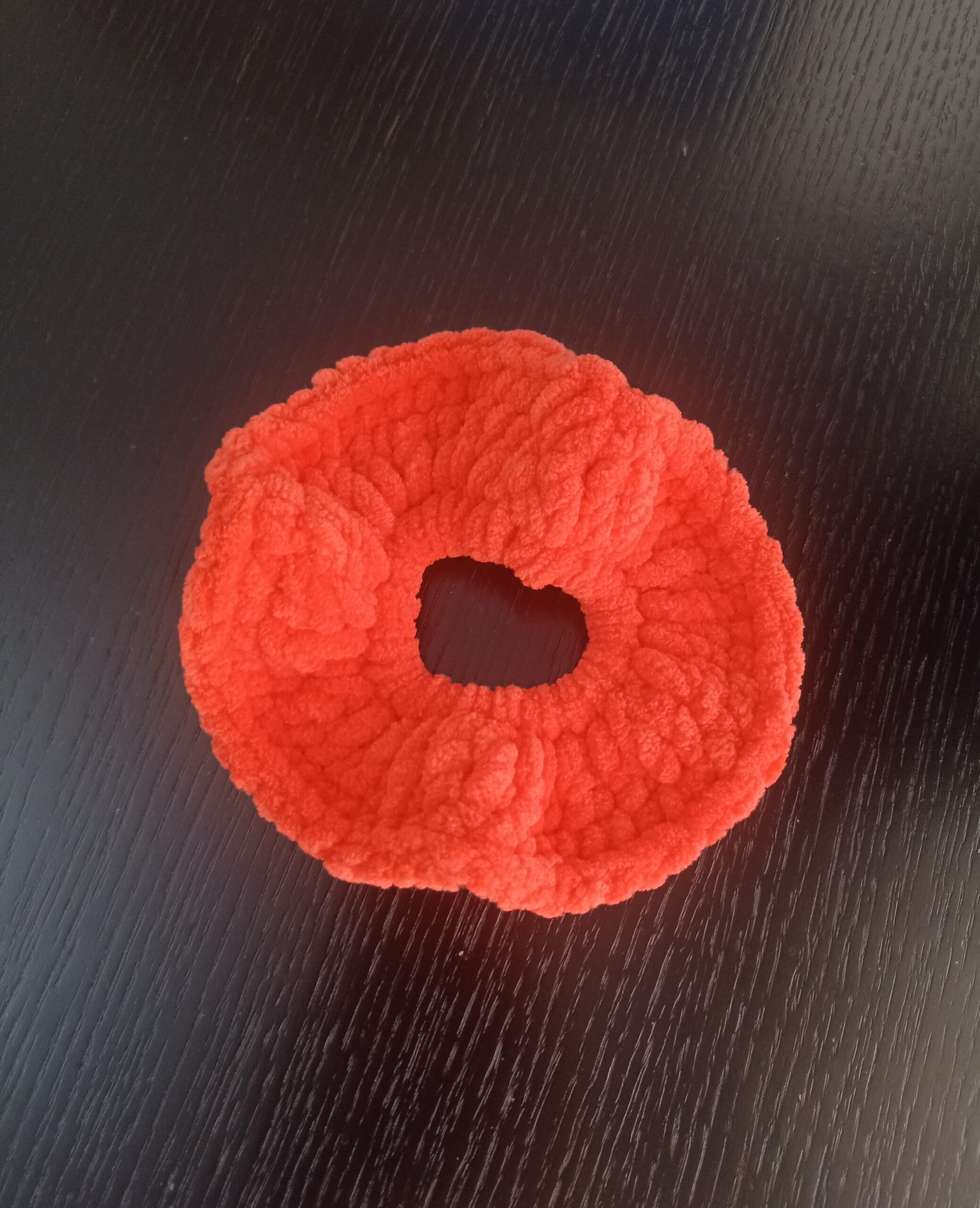 Πλεκτό βελούδινο scrunchie σε κοραλλί απόχρωση