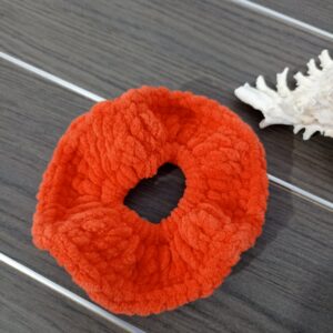 Πλεκτό βελούδινο scrunchie σε κοραλλί απόχρωση 