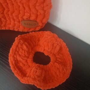 Πλεκτό βελούδινο scrunchie σε κοραλλί απόχρωση
