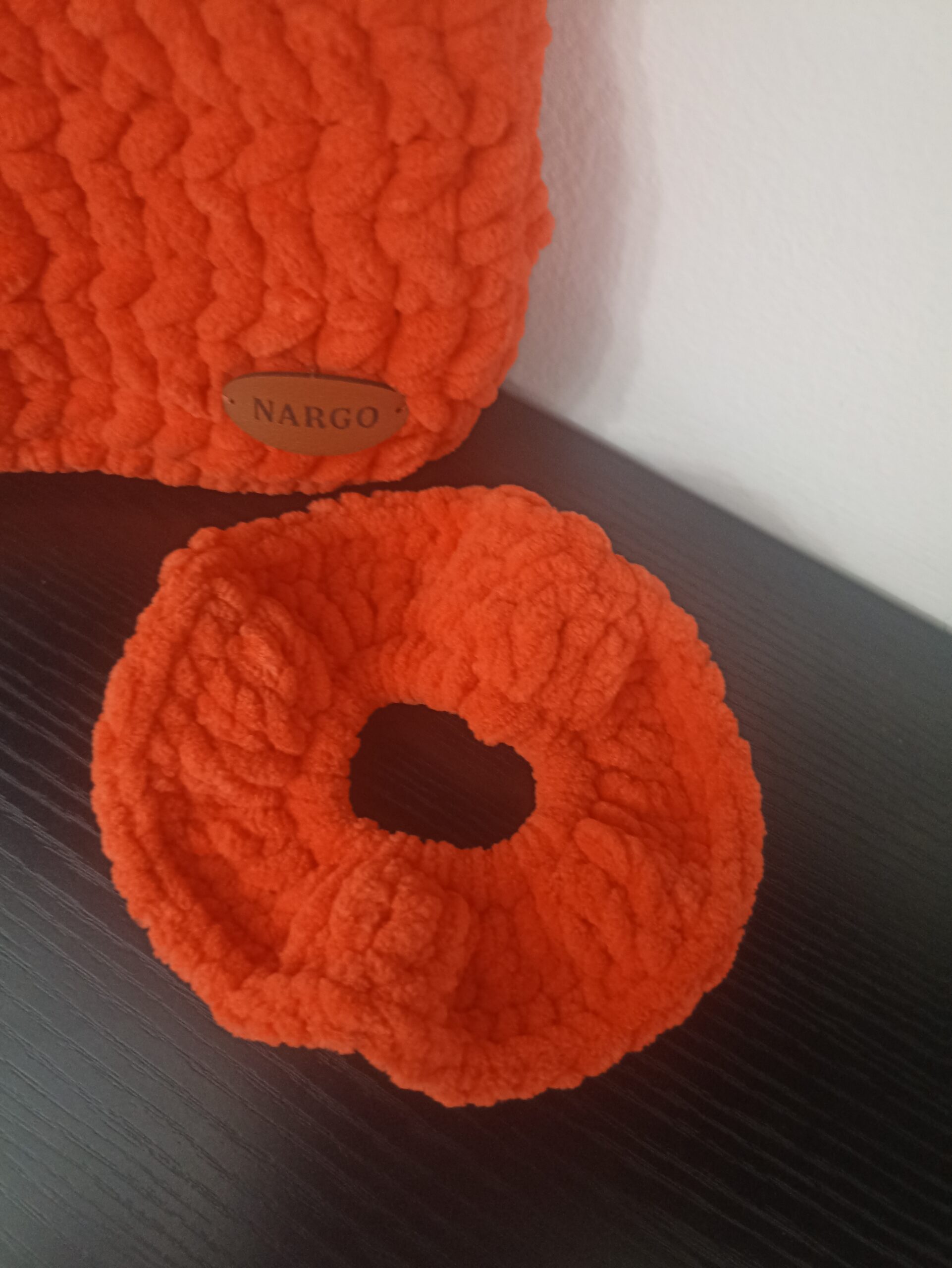 Πλεκτό βελούδινο scrunchie σε κοραλλί απόχρωση