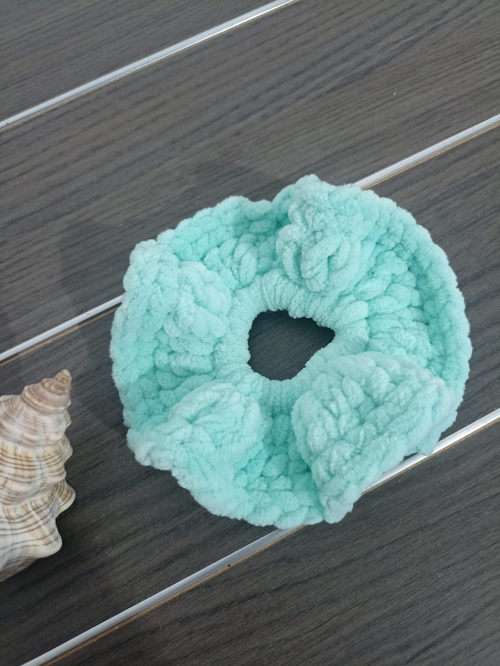 Πλεκτό βελούδινο scrunchie σε πράσινο μέντας