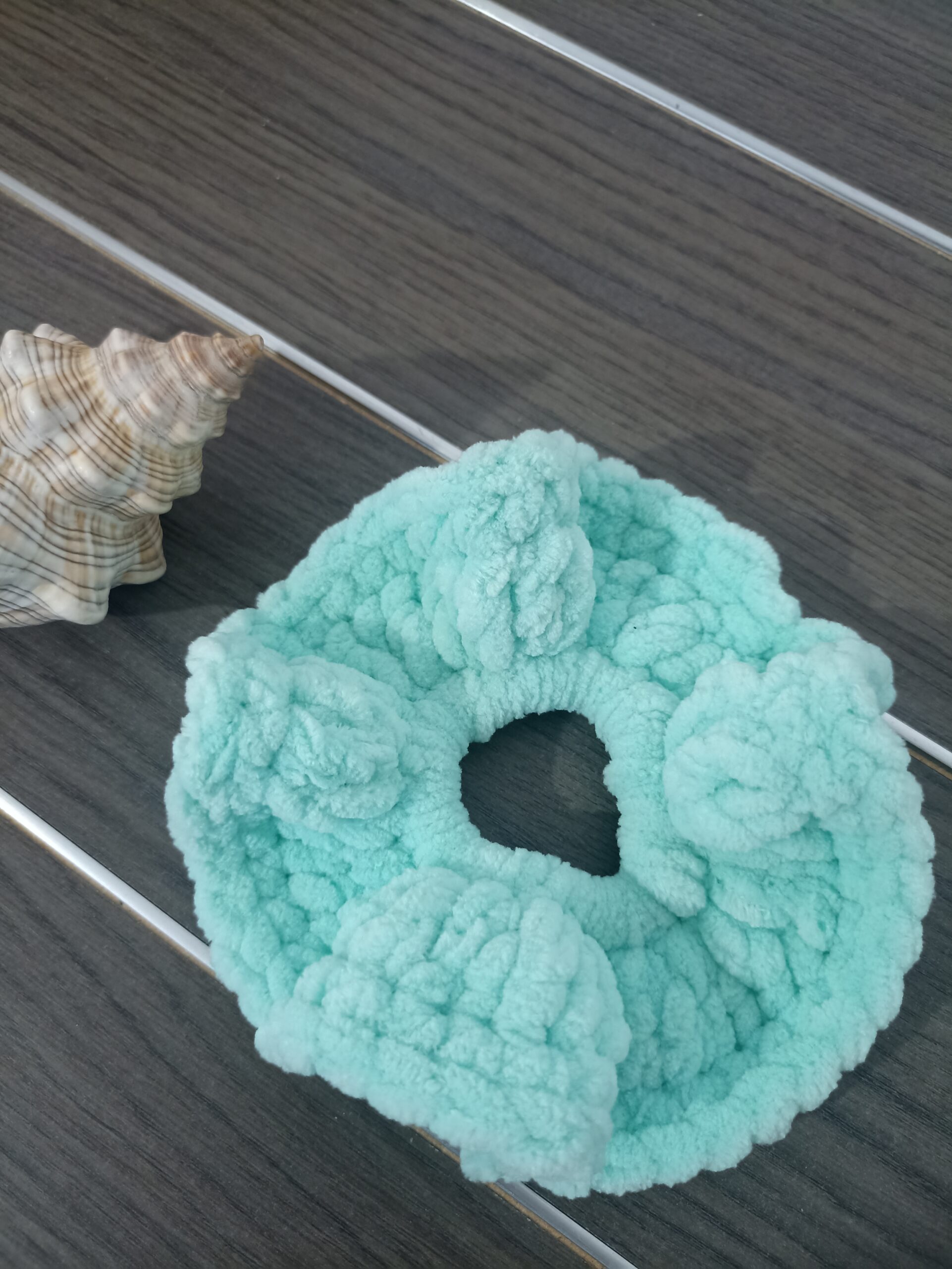 Πλεκτό βελούδινο scrunchie σε πράσινο μέντας