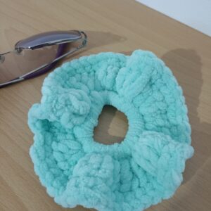 Πλεκτό βελούδινο scrunchie σε πράσινο μέντας