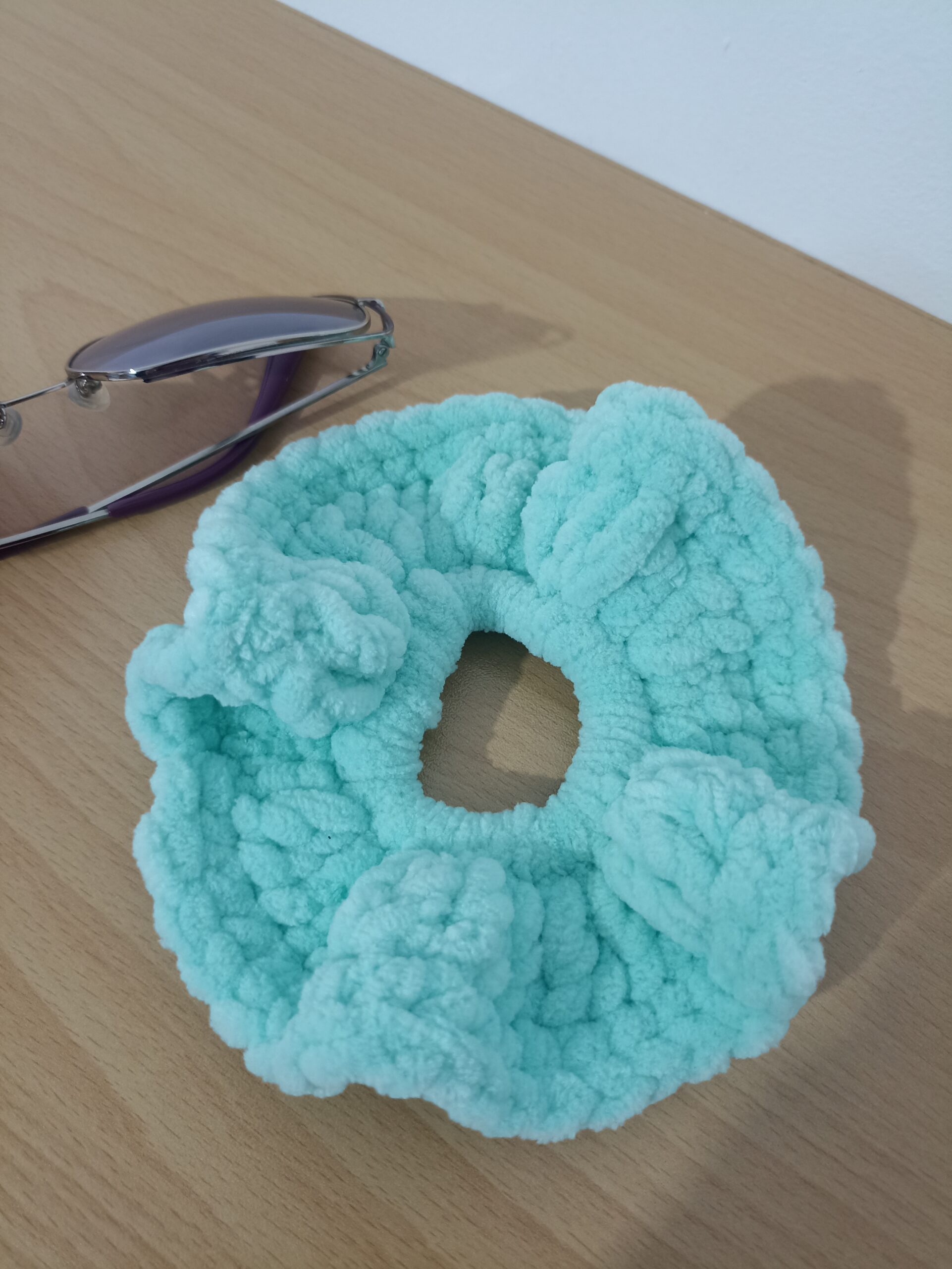 Πλεκτό βελούδινο scrunchie σε πράσινο μέντας